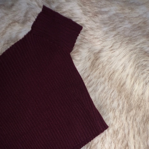3/$20 Maroon Knit Crop Top🖤 - Picture 3 of 3